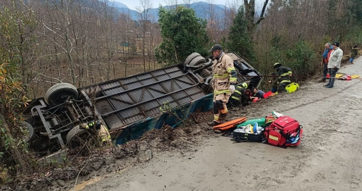 Accidente de bus en Panguipulli: Adultos mayores volcaron camino a las Termas Manquecura