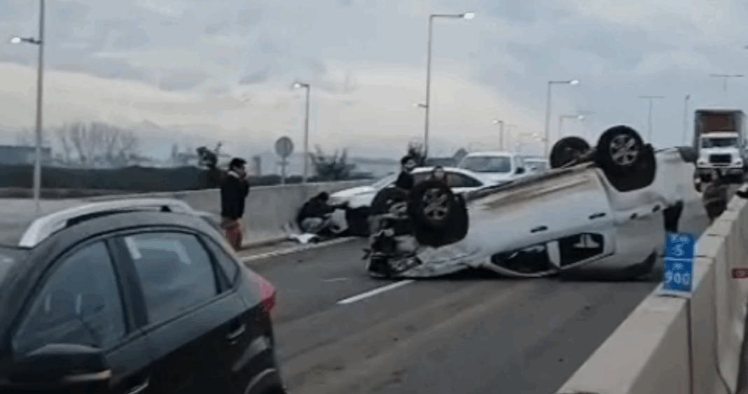 Accidente múltiple en Pudahuel: 8 vehículos involucrados y una camioneta volcada