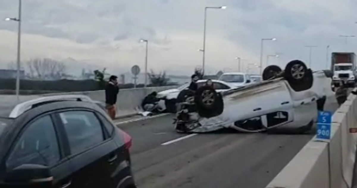 Accidente múltiple en Pudahuel: 8 vehículos involucrados y una camioneta volcada