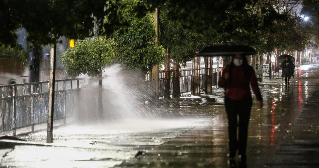 Alerta Meteorológica: Cinco Regiones Enfrentan Lluvias Intensas en Corto Plazo
