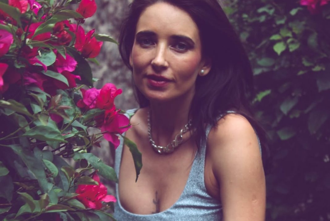 Camila Nash Celebra la Libertad y Belleza del Cuerpo en Playa Nudista de México
