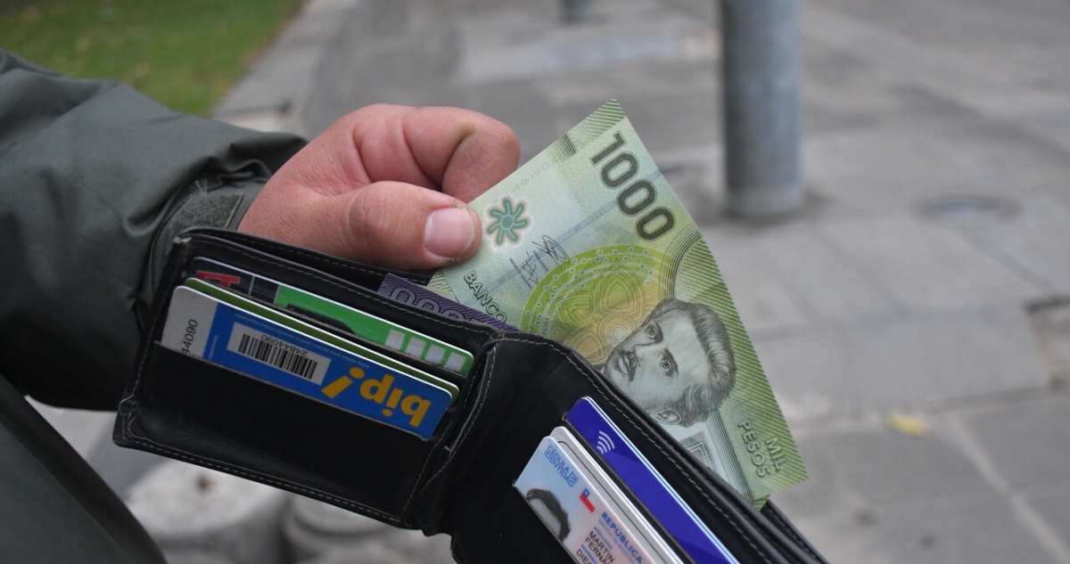 Chilenos Luchan por Llegar a Fin de Mes: Salarios Insuficientes y Poco Ahorro