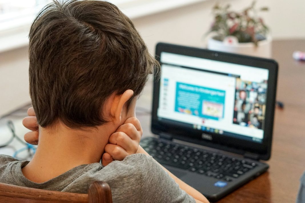 Cómo Proteger a Tus Hijos de los Riesgos Digitales: Una Guía Esencial para Padres