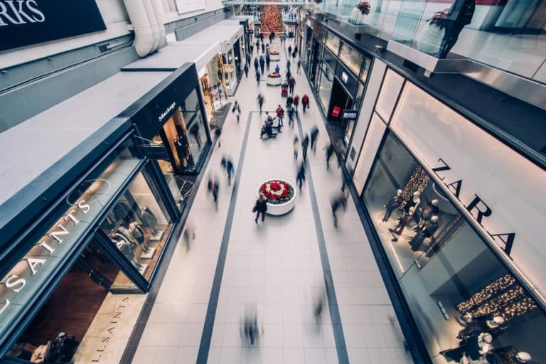 Cómo la Videovigilancia Avanzada Fortalece la Seguridad en Centros Comerciales