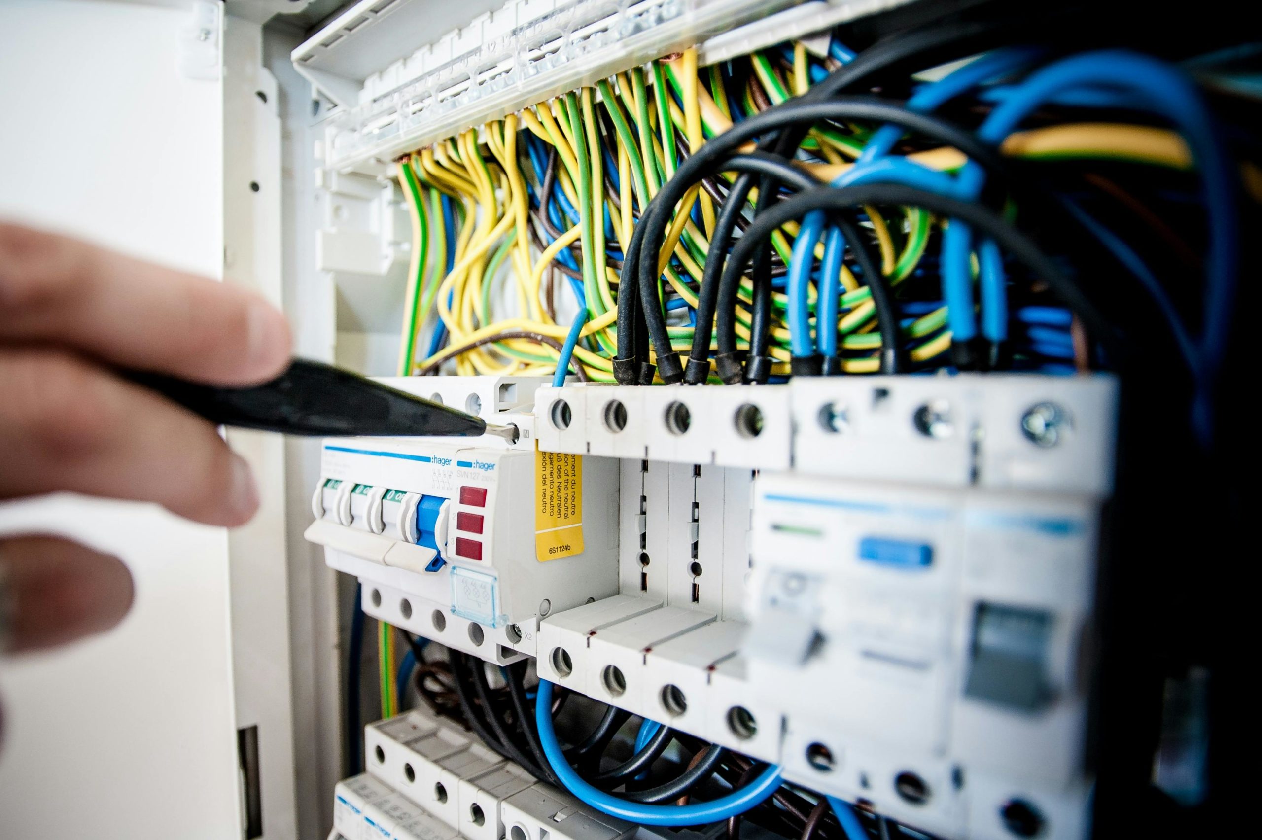 Cómo los Tableros Eléctricos Inteligentes Pueden Reducir el Consumo Energético hasta un 30% en Grandes Instalaciones