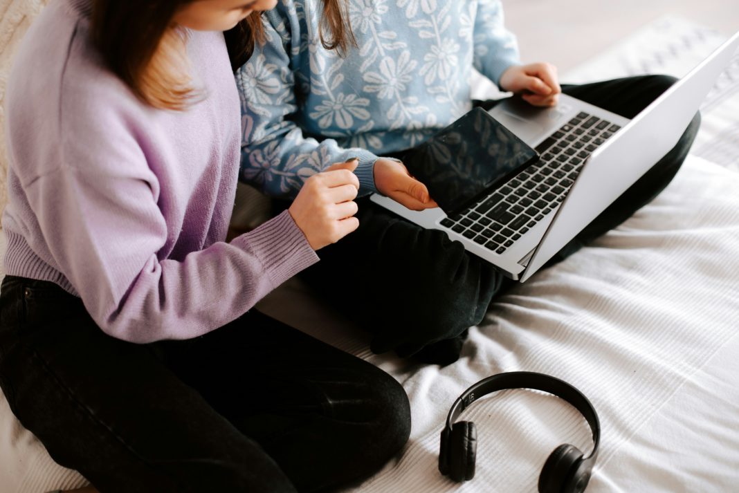 Cómo los algoritmos moldean el mundo digital de nuestros hijos
