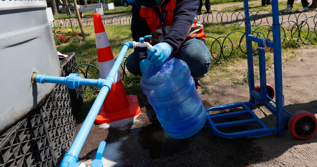 Corte de agua en seis comunas de Santiago: Conoce los 69 puntos de abastecimiento alternativo