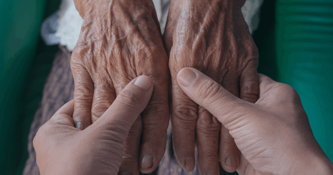 Cuando el Estado abandona a los adultos mayores: la solución no está en legislar el amor
