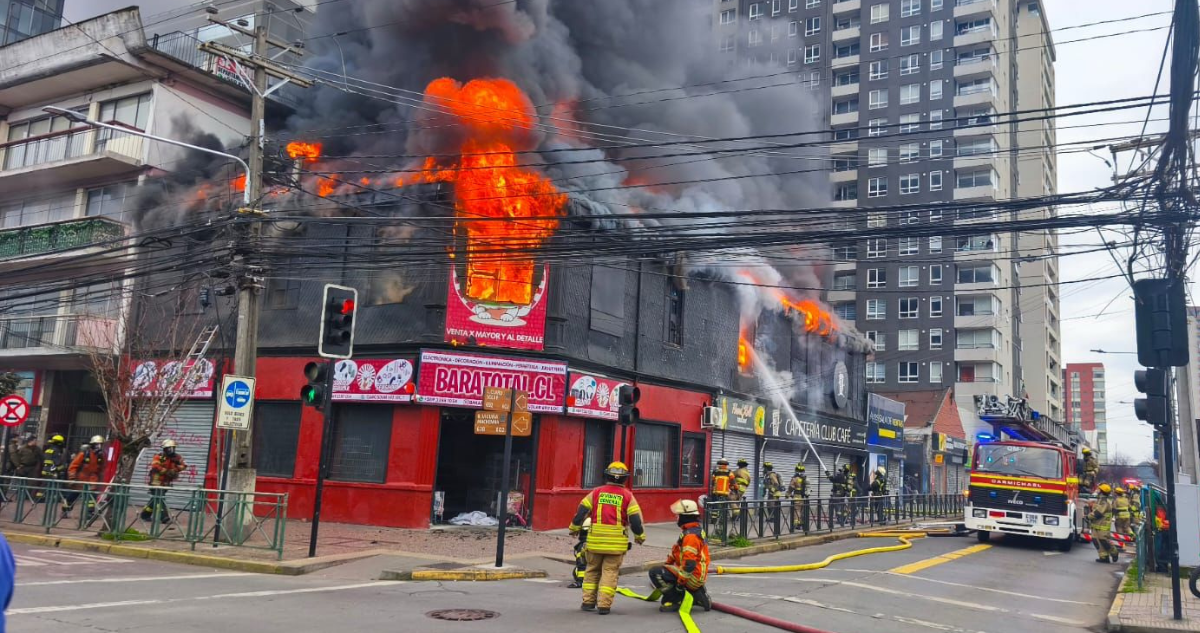 Devastador Incendio Consume Tres Comercios en el Centro de Temuco