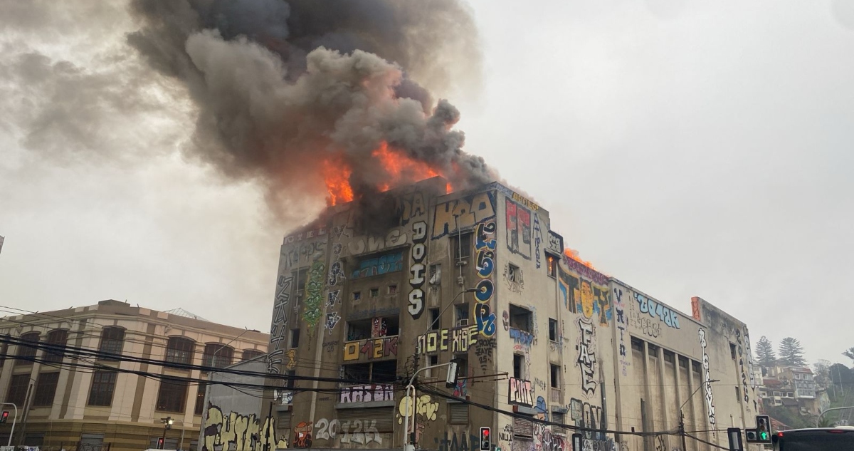 Devastador Incendio Consume el Histórico Teatro Pacífico de Valparaíso
