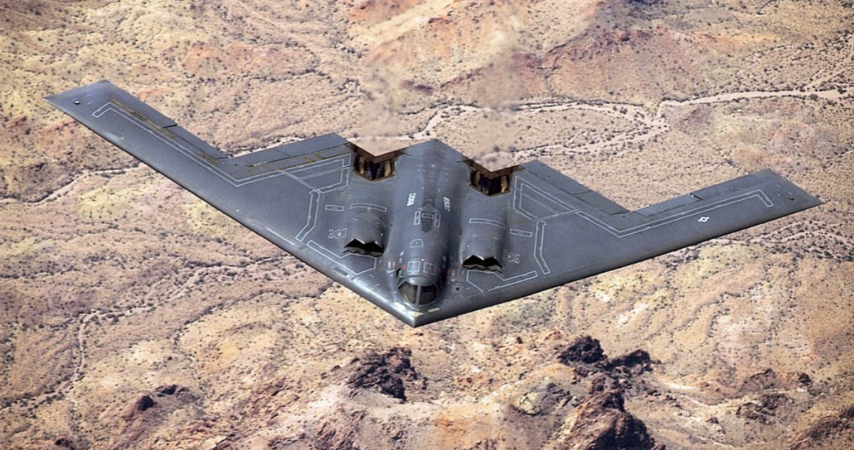 El B-2 Spirit: El Bombardero Invisible Capaz de Penetrar Defensas Antiaéreas y Destruir Instalaciones Nucleares Subterráneas