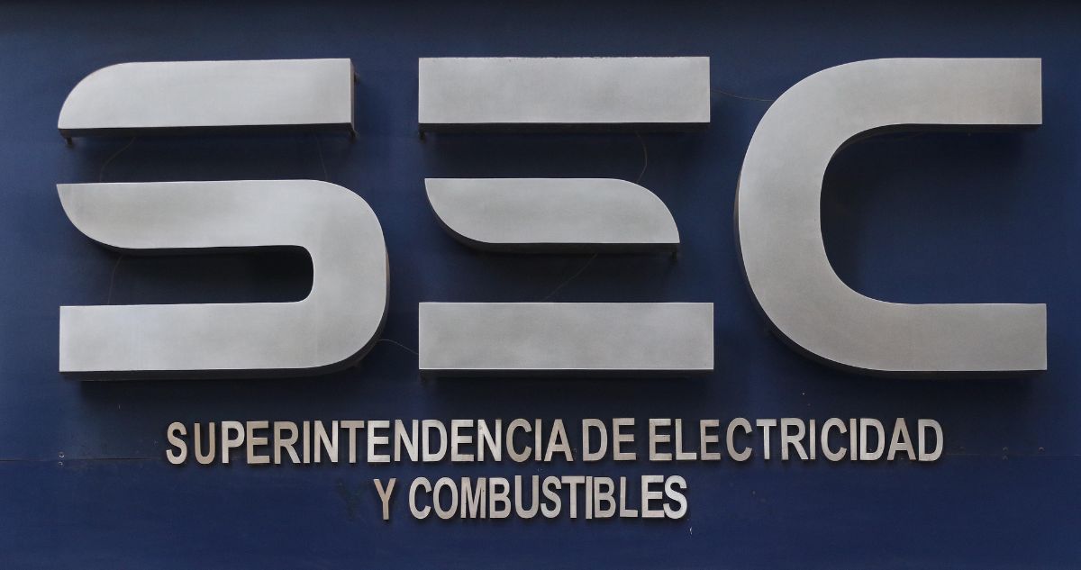 Empresas Eléctricas Enfrentan Sanciones por Prolongados Cortes de Luz en el Sur de Chile