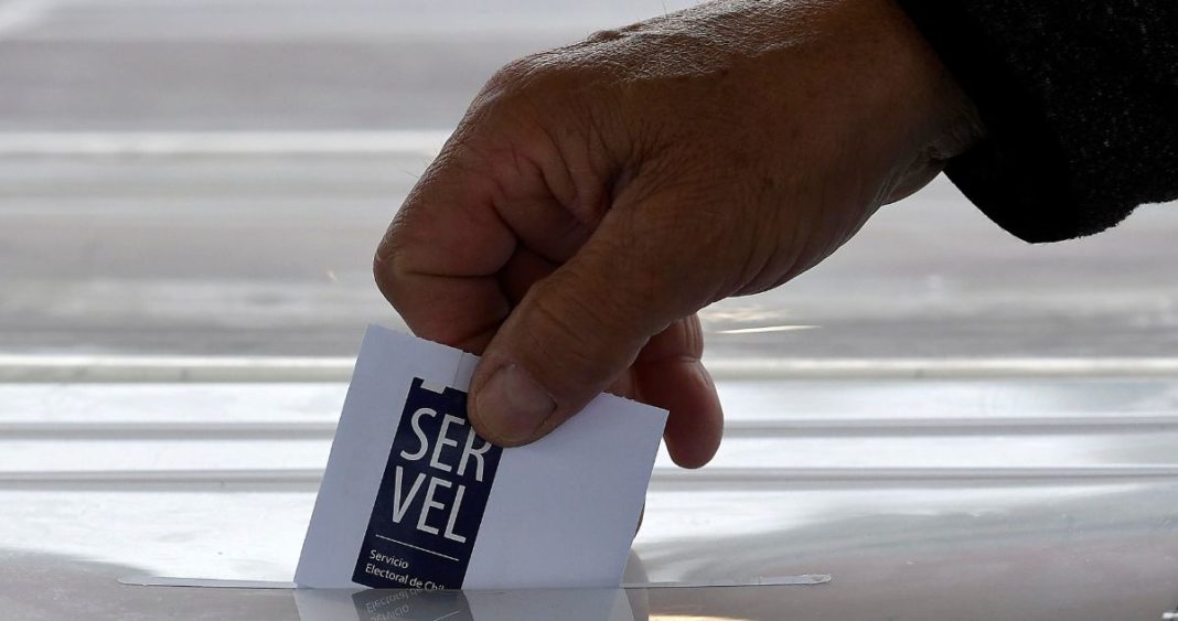 Encuesta revela sorprendente panorama electoral: Candidato oficialista lidera primera vuelta, pero Matthei o Kast ganarían en segunda