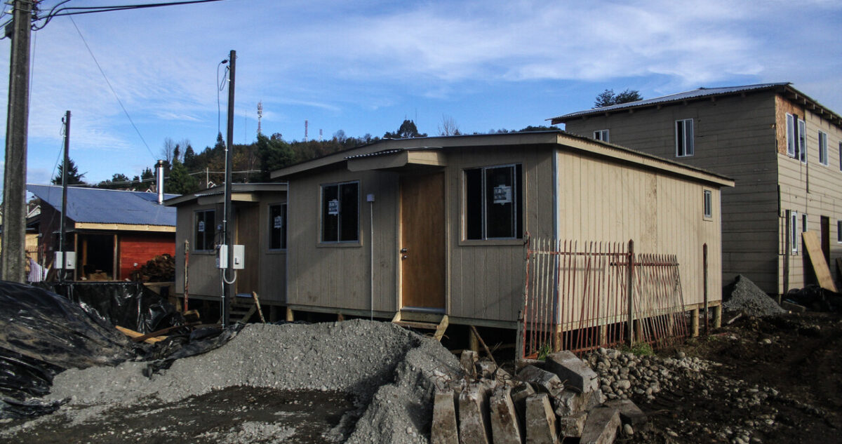 Filtraciones y Desborde de Arroyos: Problemas Persistentes en Viviendas de Emergencia Tras el Tornado en Puerto Varas