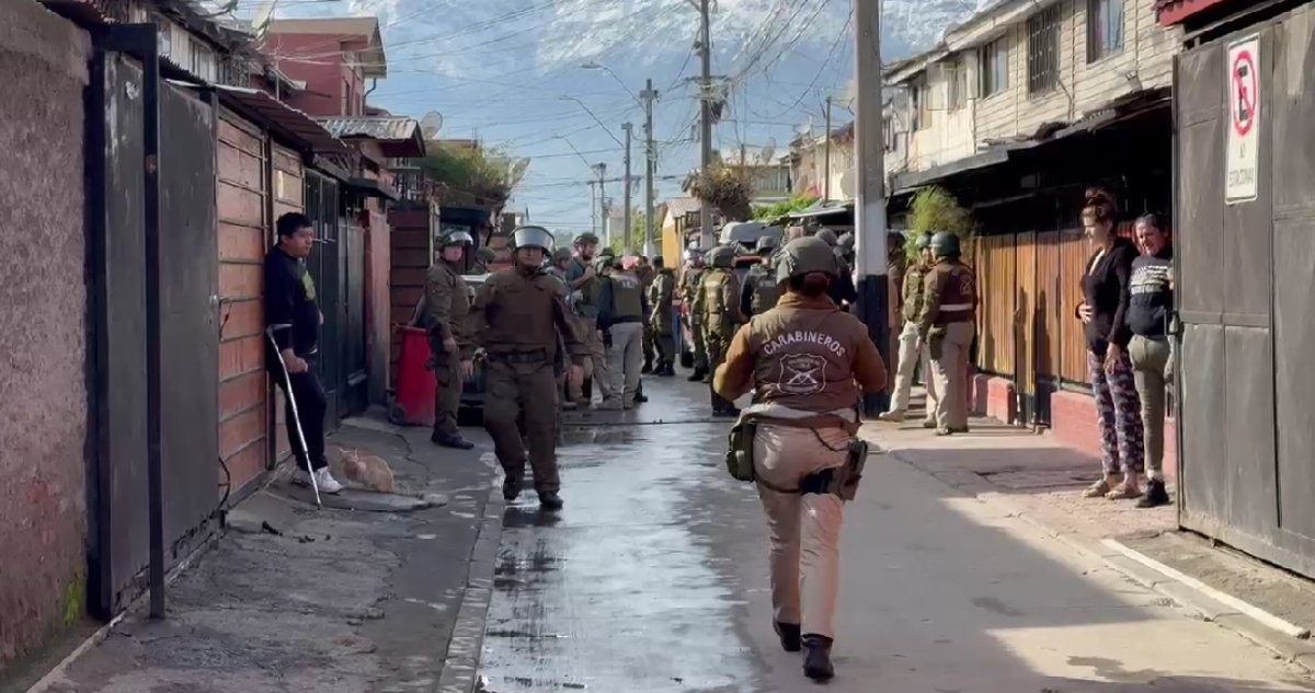 Hombre Dispara Contra Carabineros y Huye por los Techos en La Pintana