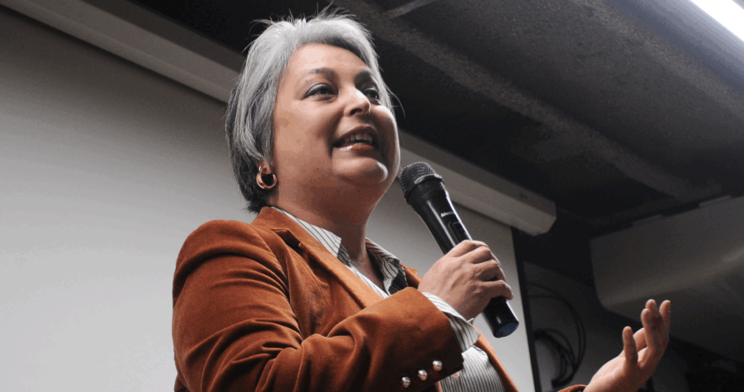 Jara se compromete a convocar a la Democracia Cristiana si gana las primarias