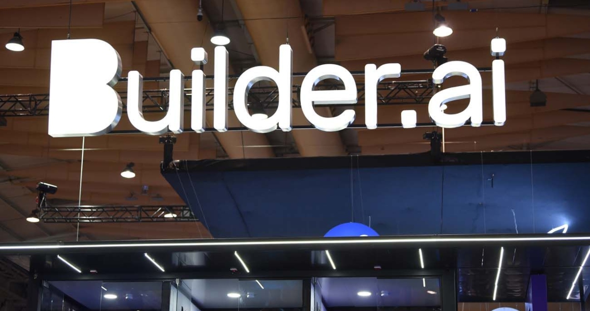 La Caída de Builder.ai: Cómo una Supuesta IA se Reveló como 700 Empleados Indios