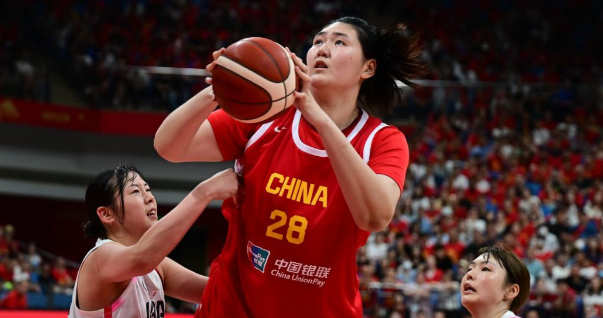 La Imparable Ascensión de Zhang Ziyu: La Joven Estrella de 2,26m que Revoluciona el Baloncesto Chino