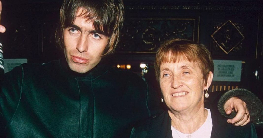 La Madre de los Hermanos Gallagher Revela su Papel Clave en la Reunión de Oasis