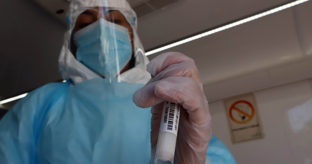 La Variante NB.1.8.1: Más Contagiosa pero Menos Mortal - ¿Cómo Prepararnos?