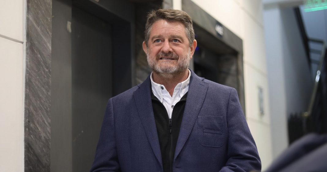 Liderazgo Cuestionado: Cores de Chile Vamos Evalúan Destituir al Gobernador Orrego