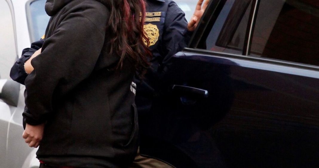 Madre condenada por disparar a su agresor recibe condena domiciliaria por proteger a su hija