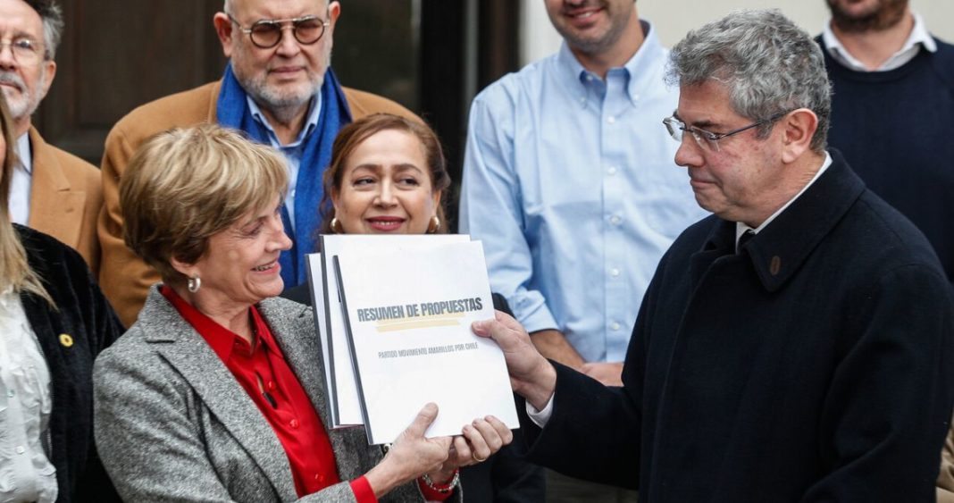 Matthei Recibe Respaldo de Amarillos Pese a Renuncias Internas