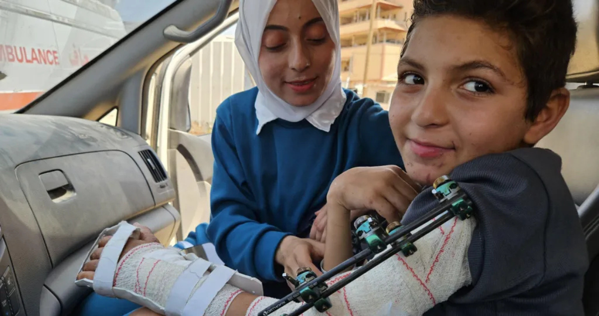 Médicos palestinos pierden a 9 de sus 10 hijos en ataque israelí en Gaza