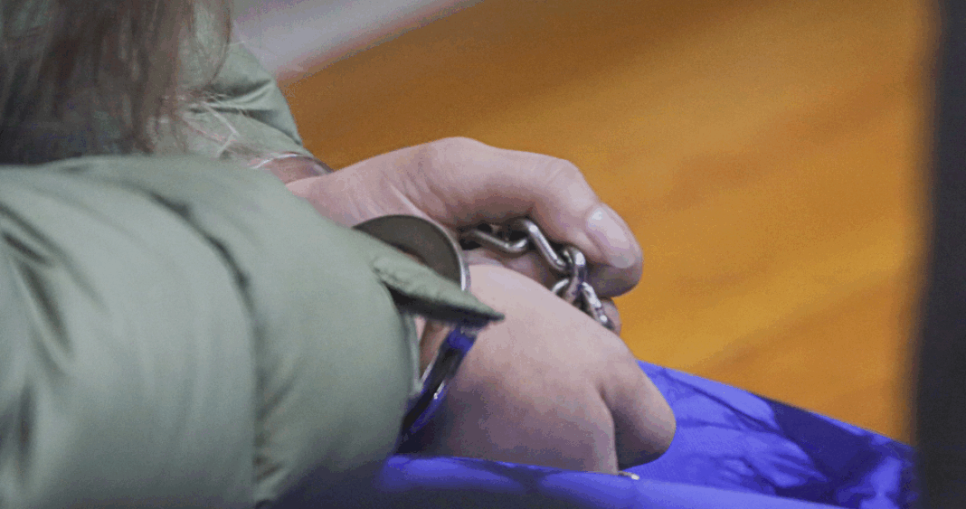 Mujer detenida por balacera en colegio: Hermana del autor prófugo enfrenta prisión preventiva