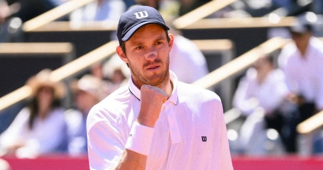 Nicolás Jarry Cae Ante el Poderoso Saque de Reilly Opelka en el ATP de 's-Hertogenbosch