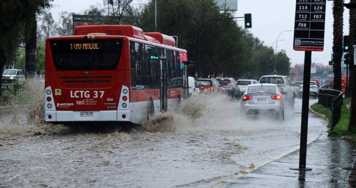 Preparándose para el Temporal: Cómo las Empresas Eléctricas se Anticipan a las Lluvias y Vientos en la Región Metropolitana