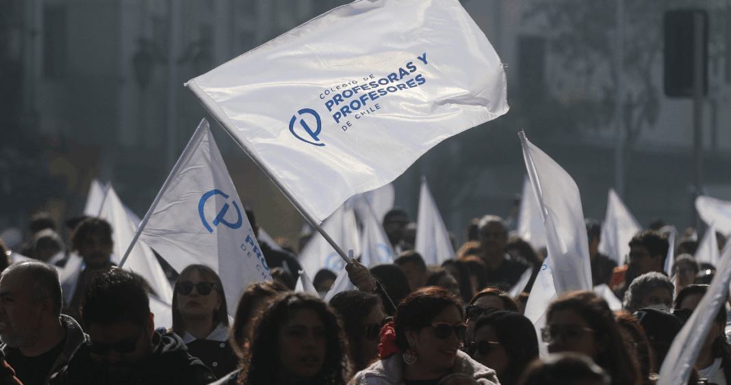 Profesores logran acuerdo con Mineduc tras masivas movilizaciones