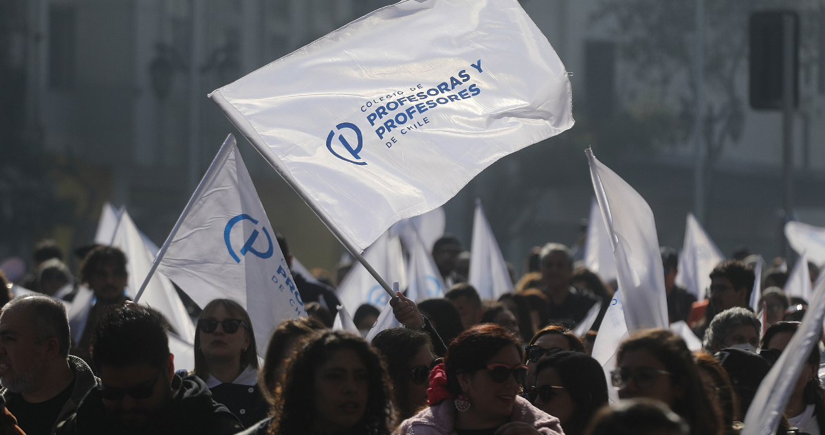 Profesores logran acuerdo con Mineduc tras masivas movilizaciones