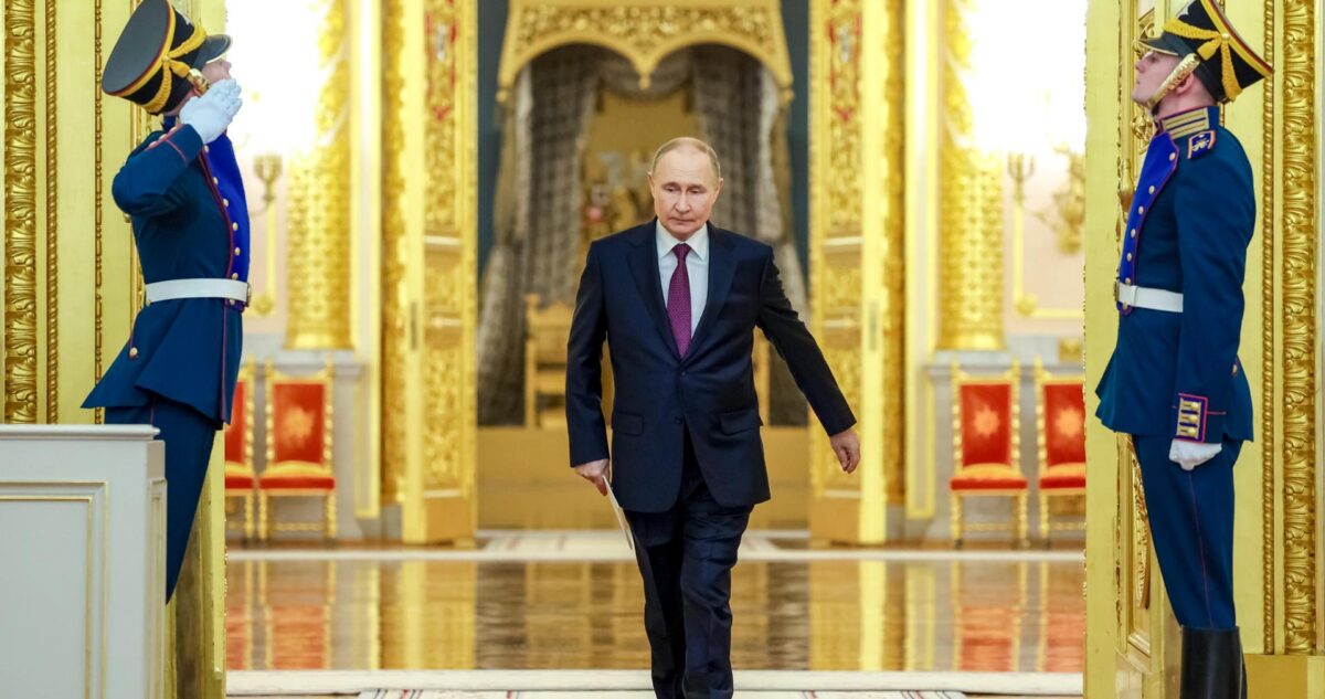 Putin meets with graduates of higher military educational institutions in Moscow Putin Evita Cumbre de BRICS en Brasil por Orden de Arresto de la CPI