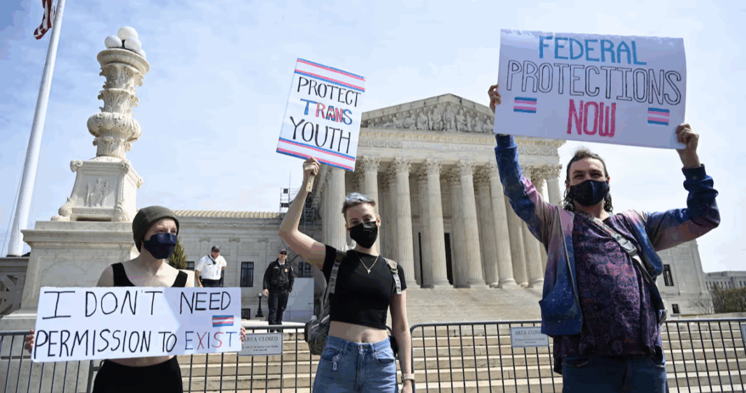 Suprema Corte de EEUU Respalda Ley Que Niega Tratamientos a Niños Trans en Tennessee