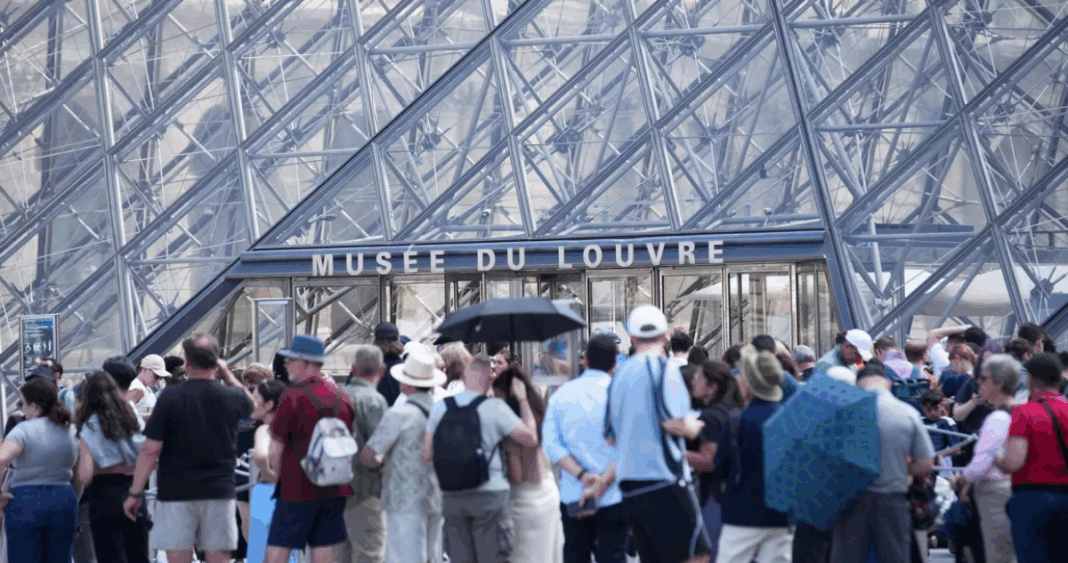 Trabajadores del Louvre cierran el museo ante el colapso de visitantes