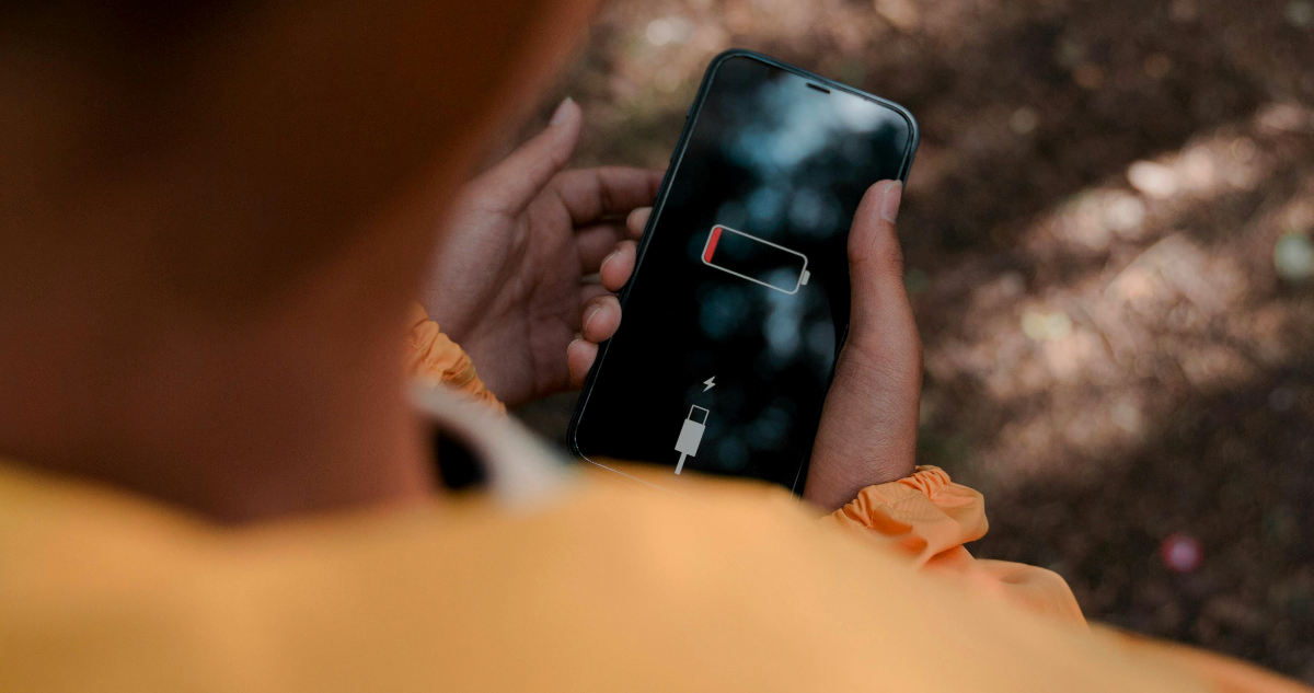 Trágica Descarga Eléctrica: Joven de 17 Años Fallece Manipulando Celular Cargado