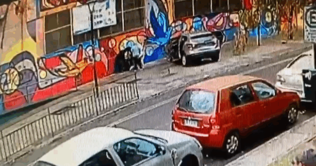 Violento Robo a Bolivianos Afuera de Colegio en Santiago: Carabineros Investiga
