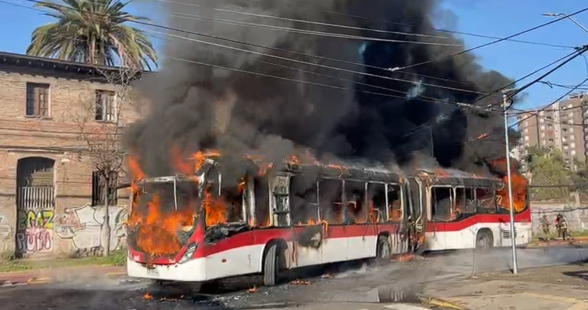 Violento ataque a bus en Santiago: Encapuchados prenden fuego a vehículo cerca del INBA
