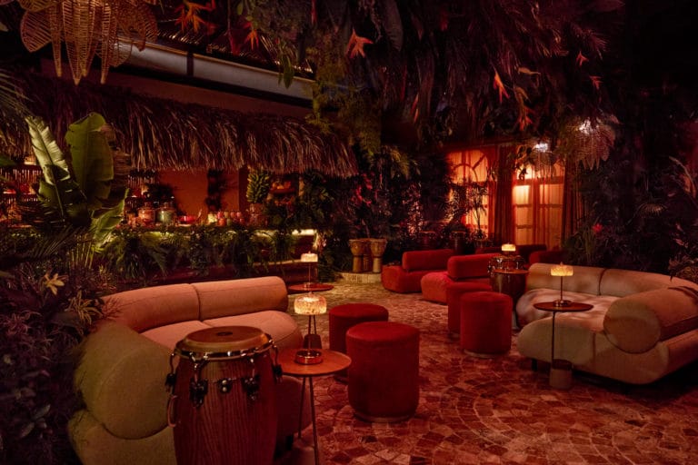 Vive la Vibra Tropical de KAROL G en Medellín: Una Experiencia Única Inspirada en 'Tropicoqueta'