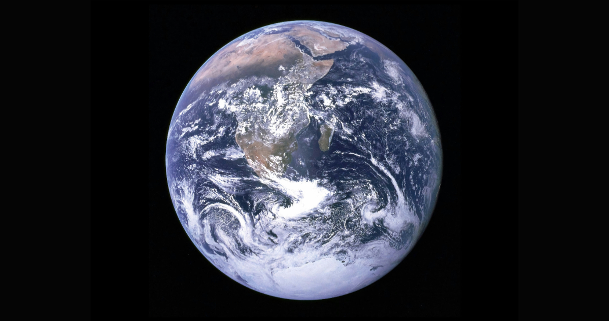 ¿Cómo la Tierra acelera y desacelera su rotación y cómo esto impacta al tiempo?