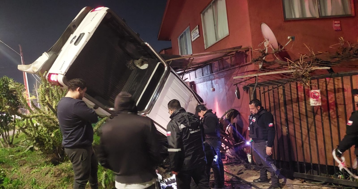 Accidente Vehicular Deja Destrozos y Dos Detenidos por Drogas en Macul