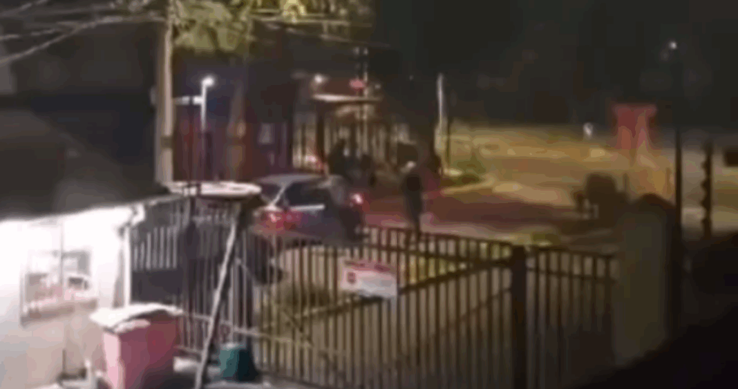 Adolescente de 14 años detenido tras violento portonazo a madre e hijo en Peñalolén