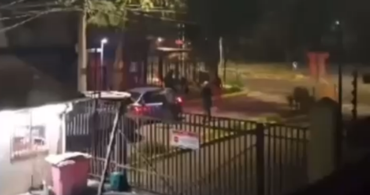 Adolescente de 14 años detenido tras violento portonazo a madre e hijo en Peñalolén