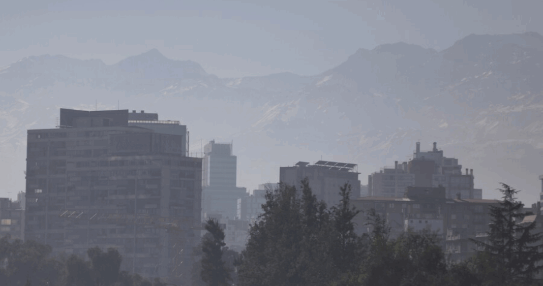 Alerta Ambiental en Santiago: Restricciones Vehiculares y Prohibición de Calefacción a Leña