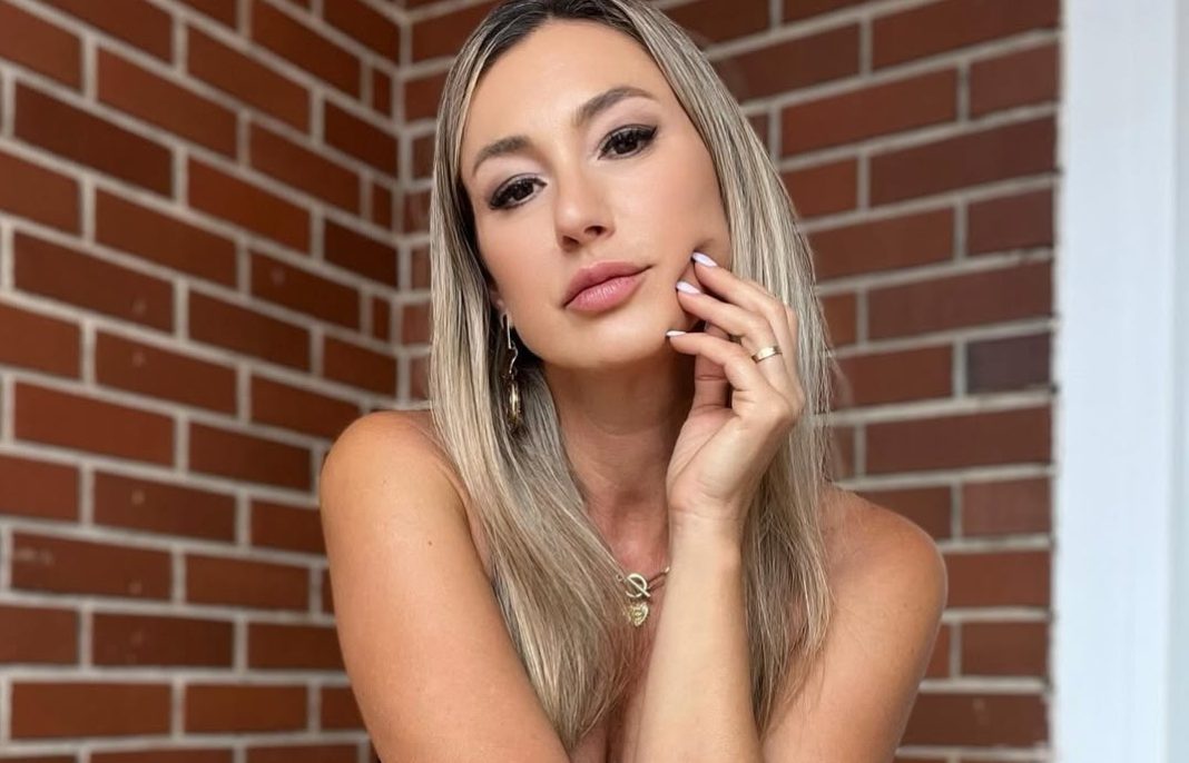 Andrea Dellacasa, a los 47, deslumbra con su espectacular figura en bikini