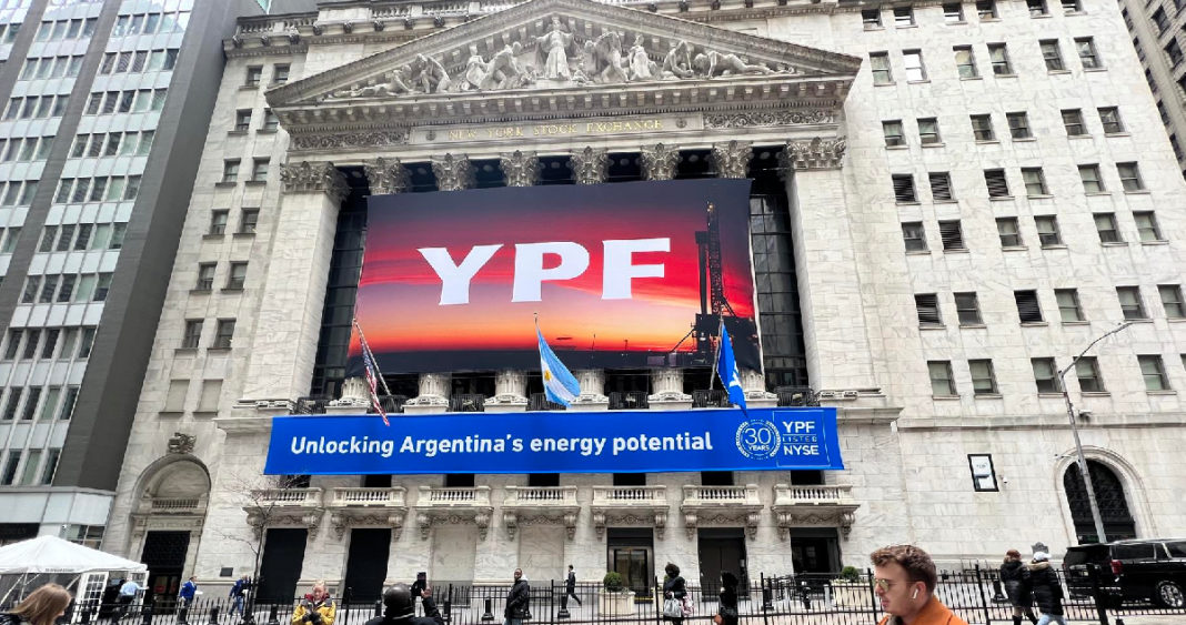 Argentina Busca Suspender Entrega de Acciones de YPF en Litigio con EEUU