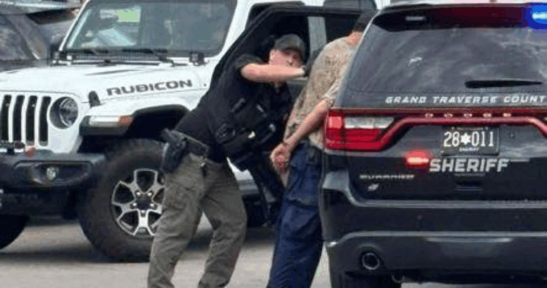 Ataque Violento en Walmart de Michigan: 11 Heridos en Apuñalamiento Masivo