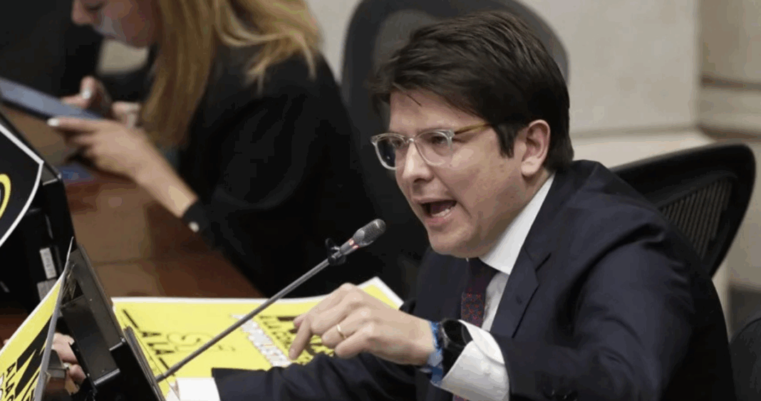 Atentado contra senador colombiano Uribe Turbay no logra frenar su liderazgo en intención de voto
