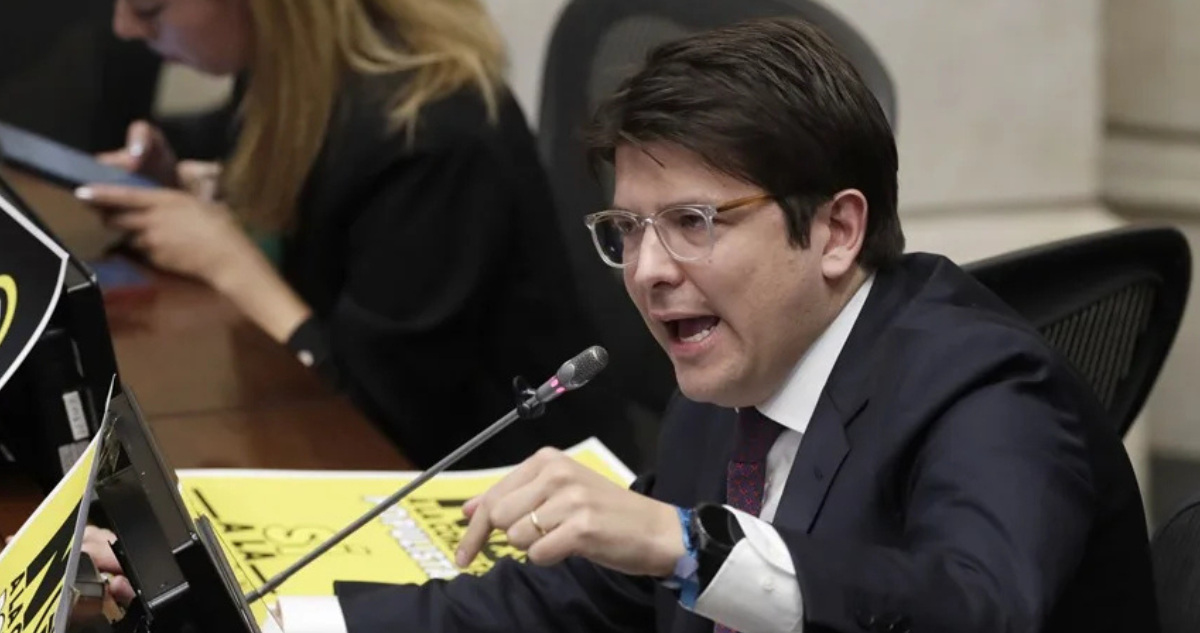 Atentado contra senador colombiano Uribe Turbay no logra frenar su liderazgo en intención de voto